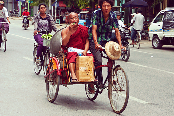 サイカーに乗る僧侶