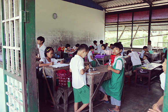 ミャンマー小学校の教室